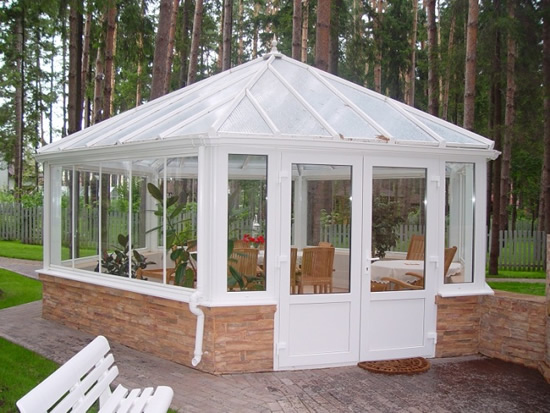 Фото 2 – Пластиковая застекленная беседка