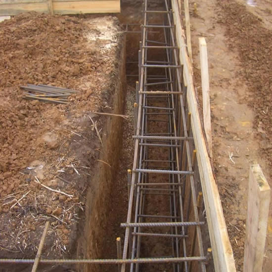 Фото 2 – Подготовка к заливке ленточного фундамента 