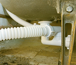 Фото 2 — Подключение ванны к водопроводу. Сифон для ванной. Гофрированные трубы