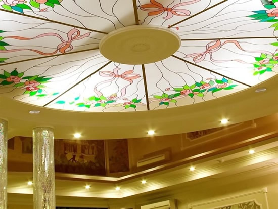 Фото 2 - Подвесной потолок в зале - витраж