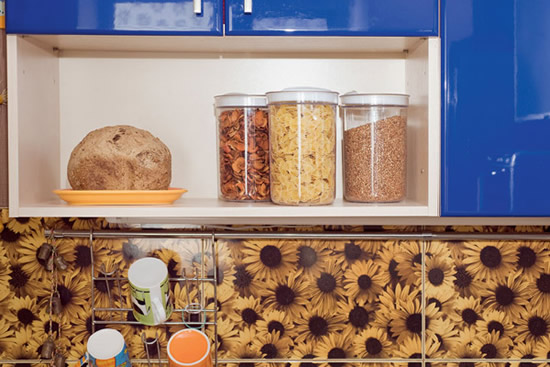 Пример отделки пространства между поверхностью для готовки и навесными шкафами. Используя таблицу, пройдемся по каталогам производителей