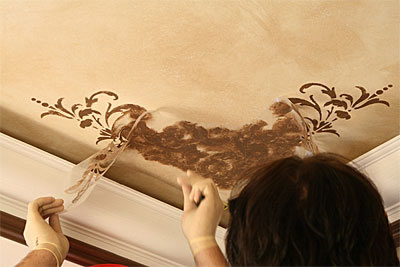 Фото 2 - Роспись на потолке при помощи трафарета темной краской