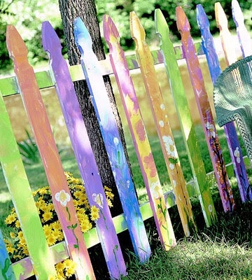 Фото 2 – Штакетник, окрашенный в яркие цвета