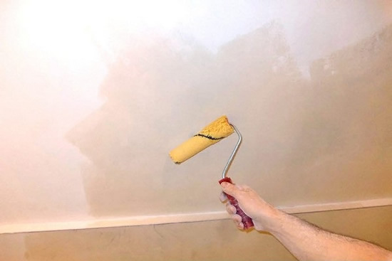 Фото 2 - Удобно наносить грунтовку при помощи специального валика