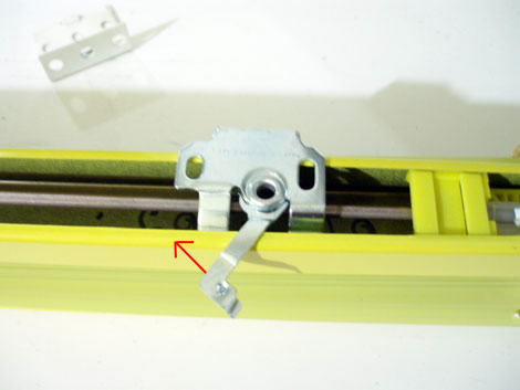 Фото 2 - Установите на стену крепление жалюзи
