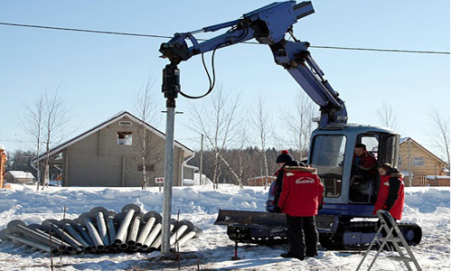 Фото 2 – Установка винтовых свай экскаватором
