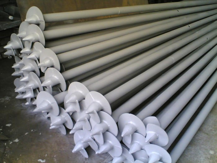 Фото 2 – Винтовые опоры, используемые для возведения заграждений