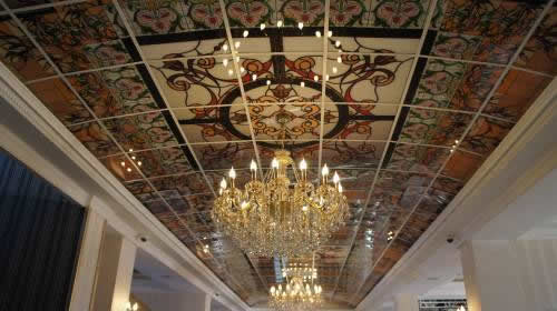 Витраж на глянцевом зеркальном потолке