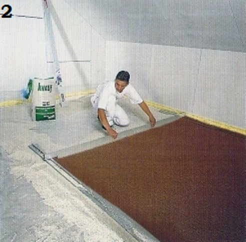 Фото 2 - Выравнивать засыпку при больших площадях помещения лучше поэтапно, заполняя сектора по маякам