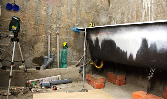 Фото 2 — Выставление ванны по уровню на большую высоту на кирпичах