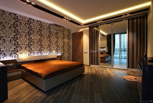 Фото 22 — В освещение этой спальни используются точечные светильники, а также светодиодная подсветка