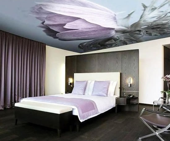 Фотообои на потолок купить можно по цене стеновых. По большому счету, это один и тот же материал, наклеиваемый на разные поверхности помещения