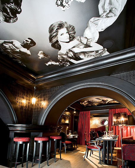 Фотообои на потолок стильного бара