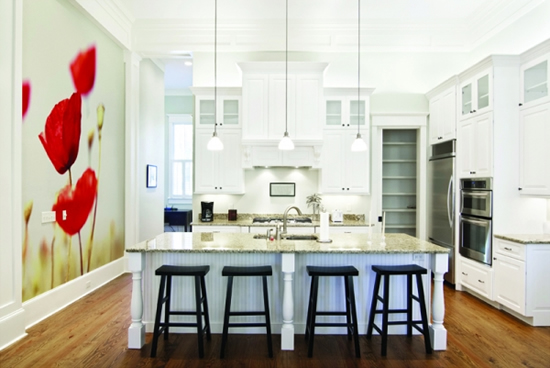 Яркие цветочные фотообои для просторной кухни