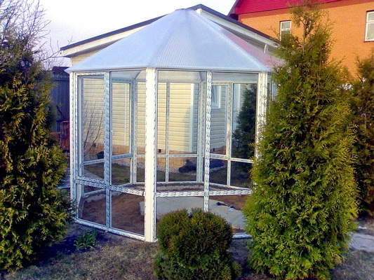 Фото 3 – Беседка из пластика с крышей из поликарбоната