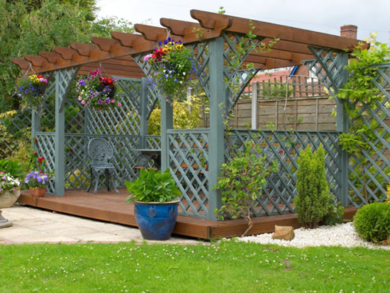 Фото 3 – Беседка с пластиковой решеткой