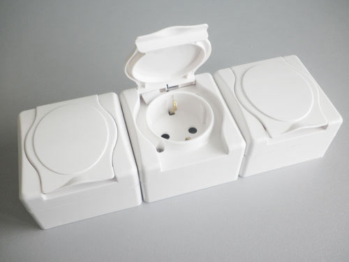 Фото 3 - Брызгозащитные розетки с заземлением для открытой проводки