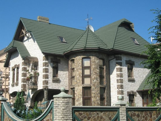 Фото 3 - Дом оригинального дизайна, крыша которого выполнена из битумной черепицы