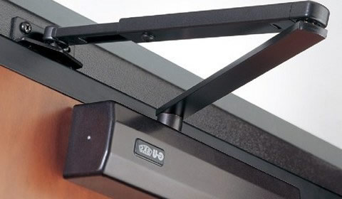 Фото 3 — Доводчик, установленный на металлическую дверь