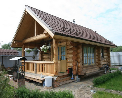 Фото 3 – Двускатная крыша, покрытая натуральной черепицей со снегозадержателями