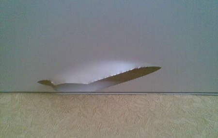 Дыра в натяжном потолке