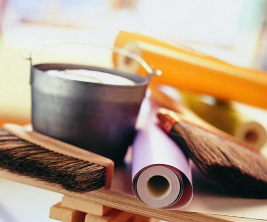 Инструменты и вещи для оклеивания обоев