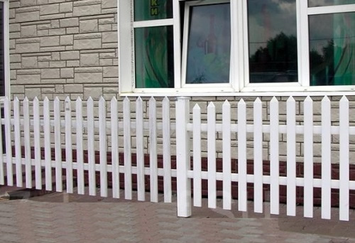 Фото 3 – Классический забор из деревянного штакетника