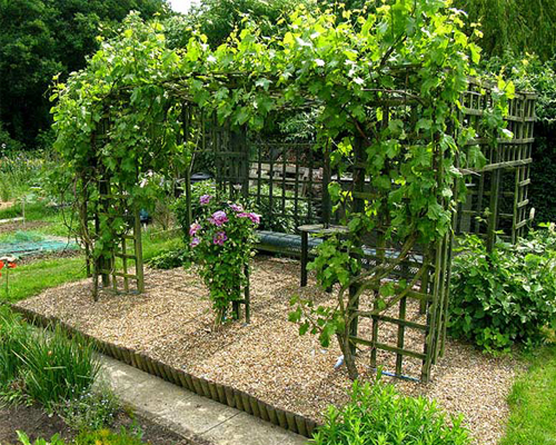 Фото 3 – Маленькая беседка в зелени