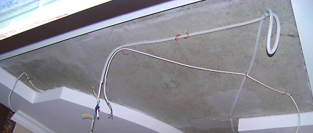 Фото 3 - Монтаж проводки, которая будет скрыта гипсокартоном или натяжным потолком