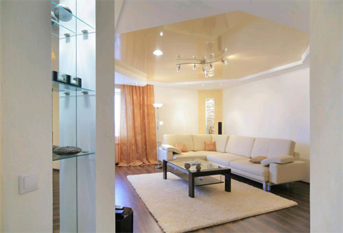 Натяжной потолок в зале