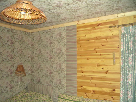 Фото 3 - Потолок в дачном доме в интерьере спальни высотой в 2,5 метра