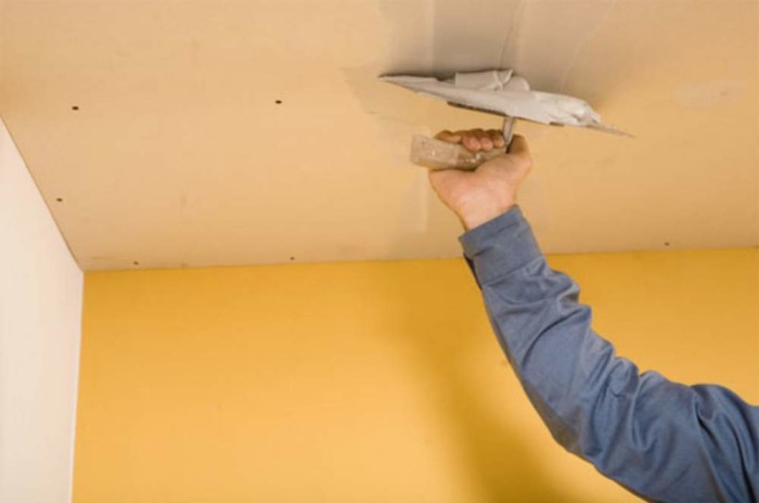Фото 3 - При работе с гипсокартоном перед покраской потолка крайне важно заделать швы на стыках листов