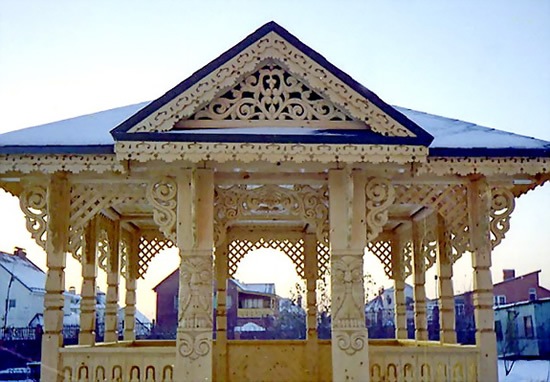 Фото 3 – Резная беседка с узорами на карнизах