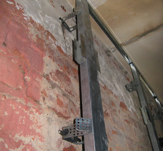 Фото 3 - Стоечные профили должны быть установлены строго вертикально