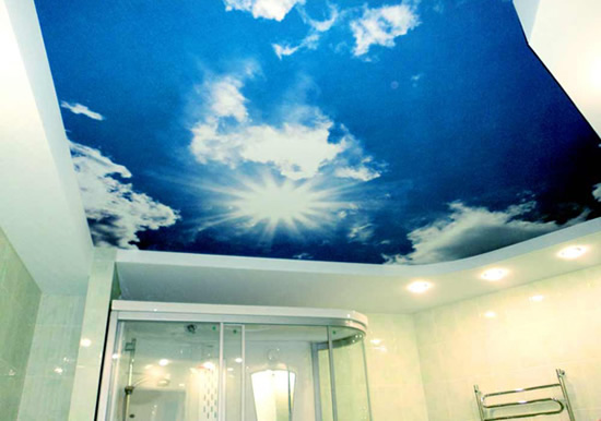 Ванная, украшенная натяжным потолком с фотопечатью облаков