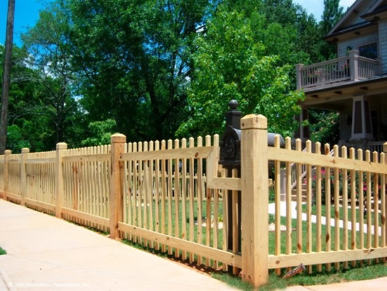 Фото 3 – Вариант ограждения из деревянного штакетника