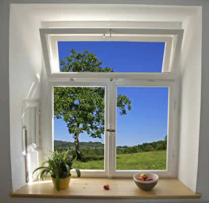 Вид из окна, наклеенный на настоящее окно. Решение, которым можно воспользоваться, чтобы укрыться от нежелательных взглядов, если окна первых этажей выходят на оживленную улицу, и при этом не потерять источник естественного освещения