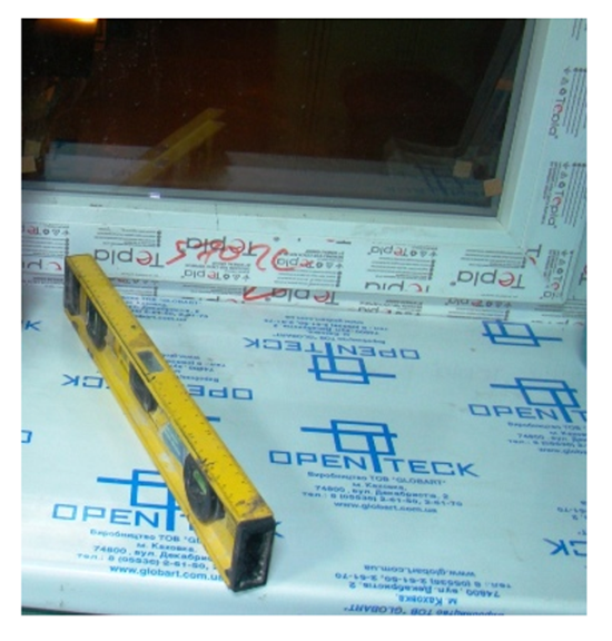 Фото 3 - Выравнивание подоконника по уровню