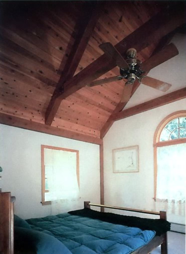 Скромный загородный дом