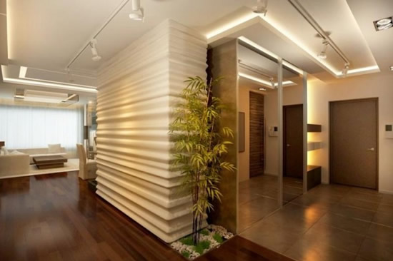 Закарнизная подсветка потолка комбинированного типа в прихожей