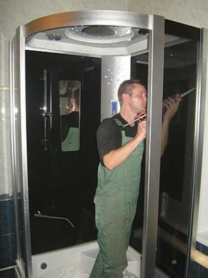 Фото 3 — Закрепление и герметизация душевой кабины