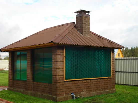 Фото 3 – Закрытая беседка с очагом, построенная из кирпича и поликарбоната