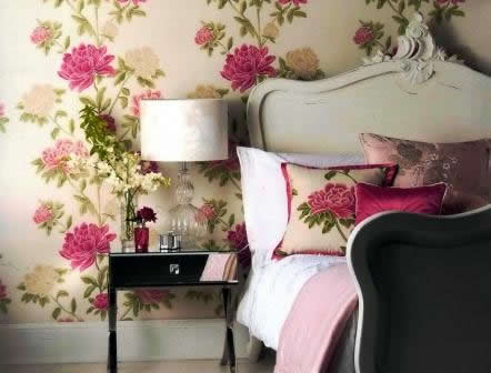 Правильное соответствие обоев с интерьером спальни