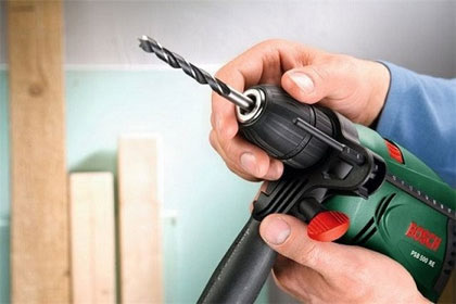 Фото 4 – Дрель и доски для штакетника