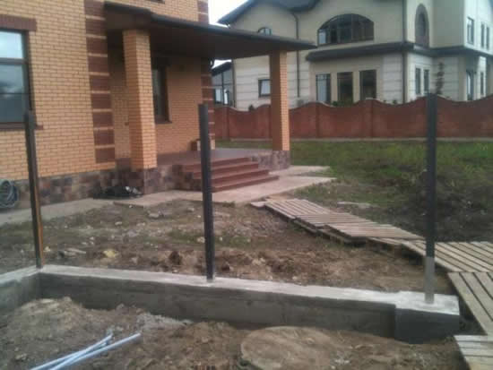 Фото 4 – Фундамент, возводимый для забора
