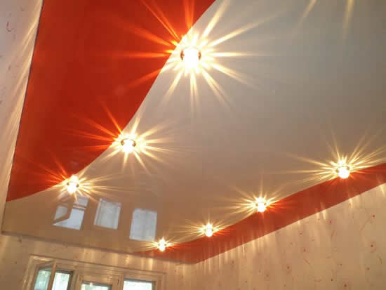 Глянцевые обои зрительно увеличат потолок