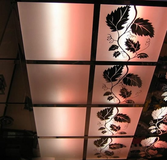 Фото 4 - Каждая секция этого зеркального потолка имеет размер 30х30 см. Очень удобно для монтажа в небольших помещениях