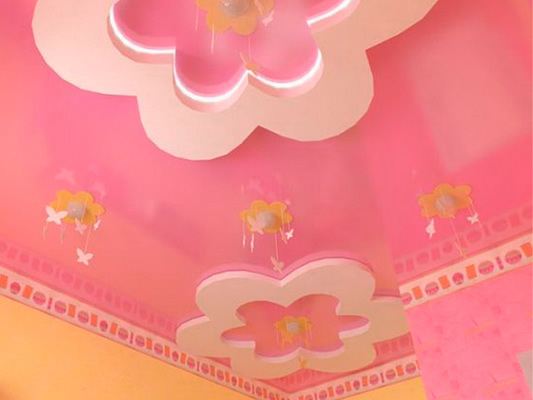 Красочный натяжной потолок для комнаты маленькой девочки