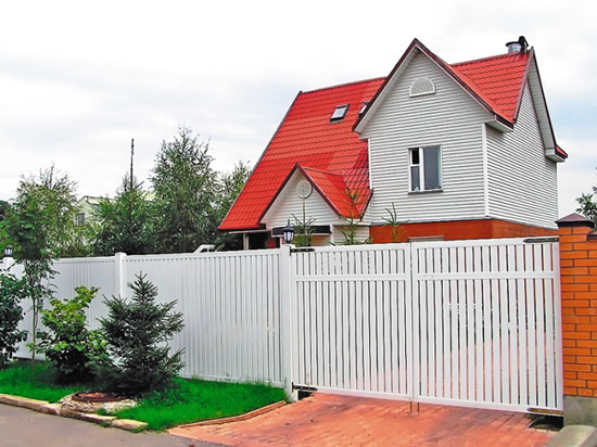 Фото 4 – Металлопластиковый штакетник