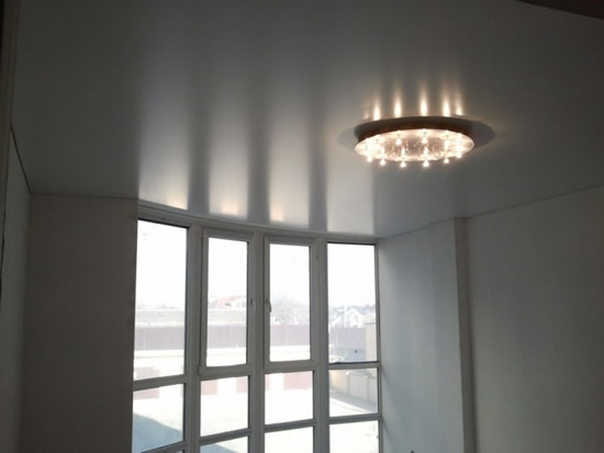 Молочный сатиновый потолок